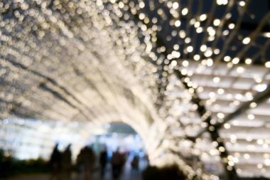 bir bina ya da alışveriş merkezi Led ışık tünel arka plan girişine görüntü bulanıklığı.