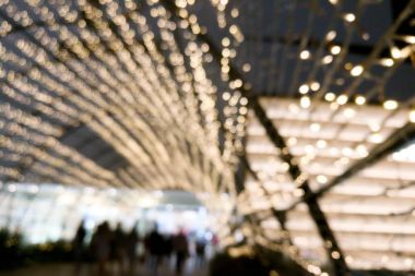 bir bina ya da alışveriş merkezi Led ışık tünel arka plan girişine görüntü bulanıklığı.