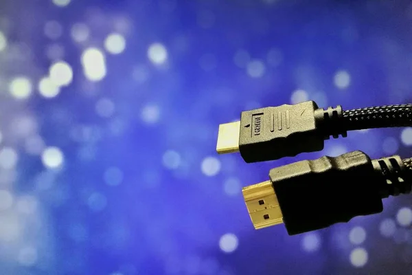 Крупним планом кабель HDMI на фоні боке — стокове фото
