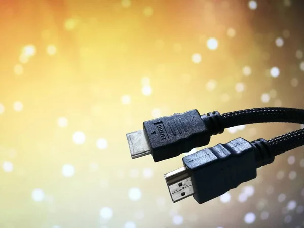 Tiro de perto do cabo HDMI no fundo bokeh — Fotografia de Stock