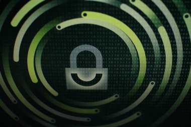 İkili bilgisayar ekran - bilgisayar veri koruma üzerindeki kilit beyaz grafik sembolü. Internet iş siber güvenlik sistemi kavramı
