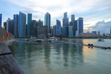 Singapur-26 Ağustos 2017. Marina defne Singapur gökdelenler ilçe merkezinde alacakaranlık Singapur iş şehir manzarası