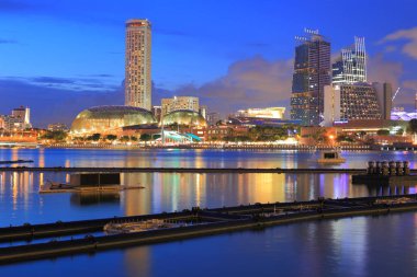 Singapur-26 Ağustos 2017. Esplanade tiyatrolar defne, Marina bay, Singapur üzerinde gece manzarası. Singapur ana turistik bölgede bina benzersiz Durian şekli.
