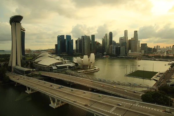 Szingapúr-26 Aug 2017. naplementét kilátás nyílik a marina Bay öböltől és Szingapúr fő turisztikai attrakciója terület, a Singapore flyer, a világ legnagyobb kerék utca-és városrészlet — Stock Fotó