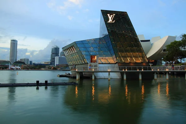 Singapur-26 Ağustos 2017. Louis Vuitton mağaza, uluslararası moda evleri şehir merkezinde çekirdek marina bay, Singapur bulunan önde gelen bir lüks alışveriş