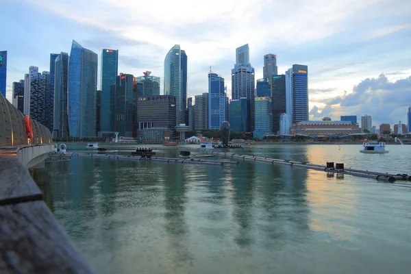 Singapur-26 Ağustos 2017. Marina defne Singapur gökdelenler ilçe merkezinde alacakaranlık Singapur iş şehir manzarası