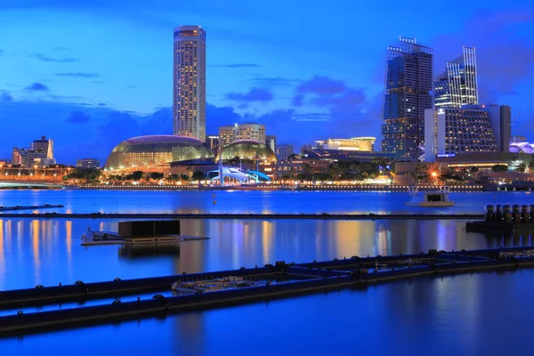SINGAPORE-26 ago 2017. Vista notturna dei teatri Esplanade sulla baia, baia di Marina, Singapore. Edificio unico di forma duriana a Singapore Zona turistica principale . — Foto Stock