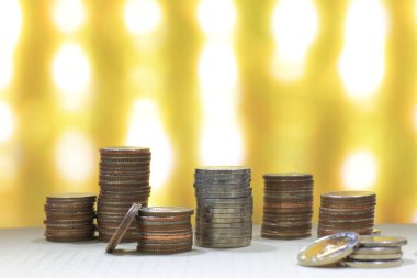 Altın ışık arka plan, finansal başarı kavramı üzerinde sikke yığını yığını