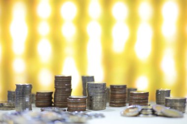 Altın ışık arka plan, finansal başarı kavramı üzerinde sikke yığını yığını