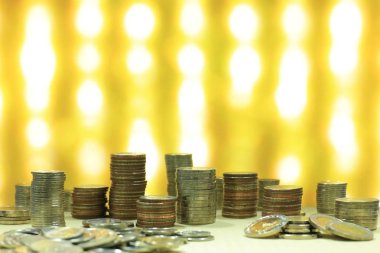 Altın ışık arka plan, finansal başarı kavramı üzerinde sikke yığını yığını