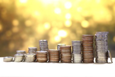 Altın ışık arka plan, finansal başarı kavramı üzerinde sikke yığını yığını