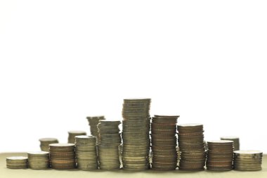 Beyaz arka plan üzerinde izole sikke yığını