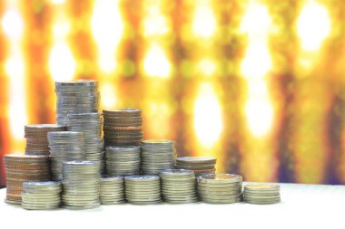 Altın ışık arka plan, finansal başarı kavramı üzerinde sikke yığını yığını