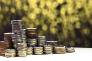 Altın ışık arka plan, finansal başarı kavramı üzerinde sikke yığını yığını