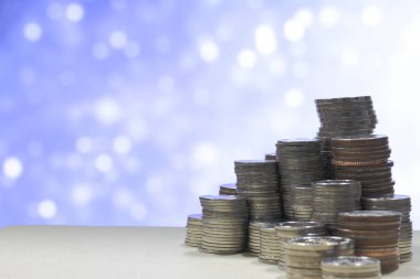 sikke yığını mavi arka plan. iş büyüme, tasarruf ve yatırım kavramları. Başarı iş adımları