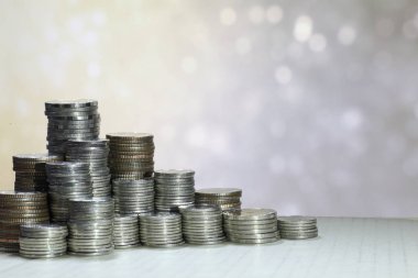 sikke yığını beyaz bokeh arka plan. iş, tasarruf ve yatırım kavramları.