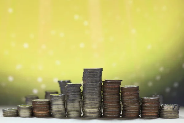 Altın ışık arka plan, finansal başarı kavramı üzerinde sikke yığını yığını