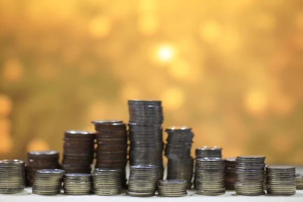 Coluna de moeda pirâmide empilhamento alto, no fundo de luz dourada. Poupança e passo financeiro para o conceito de sucesso . — Fotografia de Stock