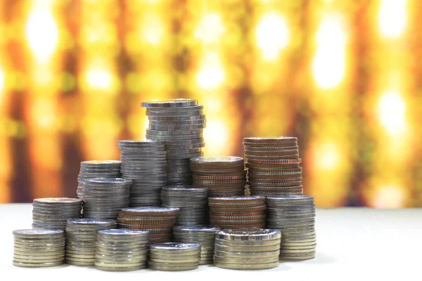 Altın ışık arka plan, finansal başarı kavramı üzerinde sikke yığını yığını