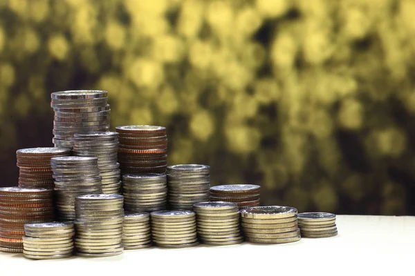 Altın ışık arka plan, finansal başarı kavramı üzerinde sikke yığını yığını