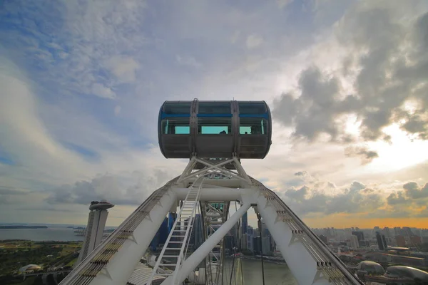 SINGAPORE-26 ago 2017. Cabina dei volantini di Singapore in alto nel cielo. Volantino Singapore una delle più grandi ruote panoramiche del mondo un'attrazione turistica con vista sulla baia di Marina . — Foto Stock