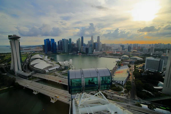 SINGAPORE-26 ago 2017. Vista del centro della baia di marina attrazione turistica e quartiere degli affari di Singapore da Singapore volantino una delle più grandi ruote panoramiche del mondo . — Foto Stock