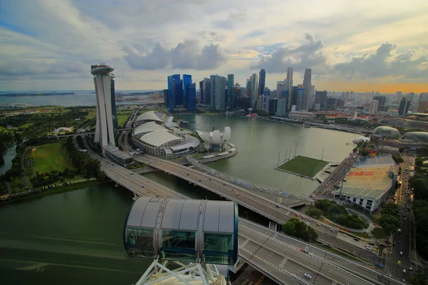 CINGAPORE-26 Ago 2017. Vista da marina Bay Center atração turística e distrito de negócios de Singapura a partir de Singapura panfleto uma das maiores roda gigante do mundo . — Fotografia de Stock