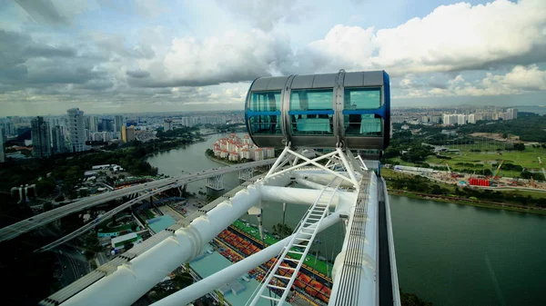 Singapur-26 srpna 2017. Singapore flyer kabina vysoko na obloze. Singapore flyer, jeden z největších ruské kolo na světě turistickou atrakcí s výhledem na Marina Bay. — Stock fotografie