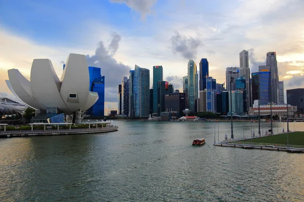 SINGAPORE-26 ago 2017. Vista serale di Art science museum, Marina bay, Singapore. Unico edificio a forma di loto a Singapore Zona turistica principale . — Foto Stock