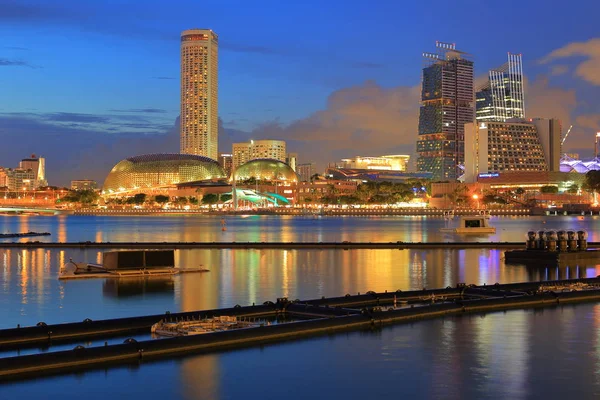 SINGAPORE-26 ago 2017. Vista notturna dei teatri Esplanade sulla baia, baia di Marina, Singapore. Edificio unico di forma duriana a Singapore Zona turistica principale . — Foto Stock