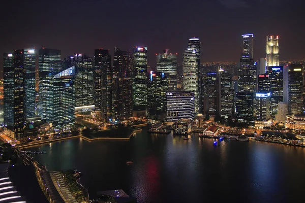 Singapore 4 nov 2014.Marina bay Grattacieli di Singapore Skyline del centro degli affari della città di notte — Foto Stock