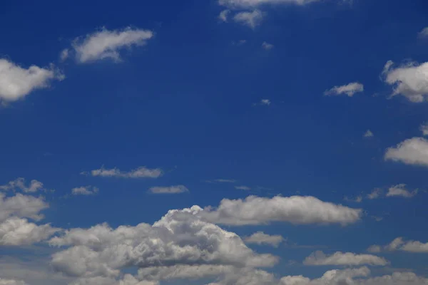 Mavi gökyüzü üzerinde birçok küçük bulut — Stok fotoğraf