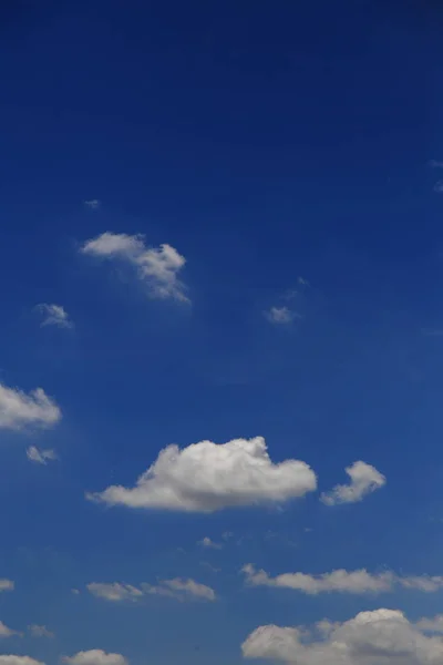 Багато маленької хмари на блакитному небі — стокове фото