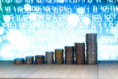 Dijital Ekonomi. Sikke yığını Piramit şeklinde dijital ekonomi metin ve ikili kodu mavi bilgisayar monitör ekran arka plan ile. İş, finans ve kavram kaydetme.