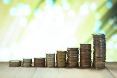 Sikke yığını bulanıklık ışık rüya gibi bokeh arka plan ile. İş, finans ve kavram kaydetme.