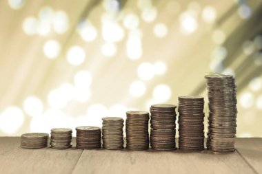 Sikke yığını bulanıklık ışık rüya gibi bokeh arka plan ile. İş, finans ve kavram kaydetme.