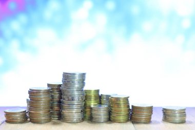 Sikke yığını bulanıklık ışık rüya gibi bokeh arka plan ile. İş, finans ve kavram kaydetme.