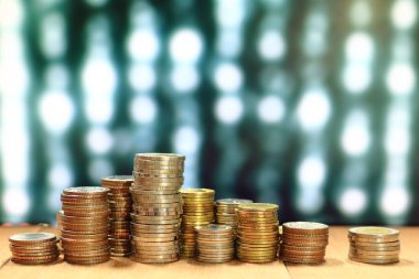 Sikke yığını bulanıklık ışık rüya gibi bokeh arka plan ile. İş, finans ve kavram kaydetme.