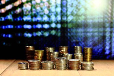 Sikke yığını bulanıklık ışık rüya gibi bokeh arka plan ile. İş, finans ve kavram kaydetme.