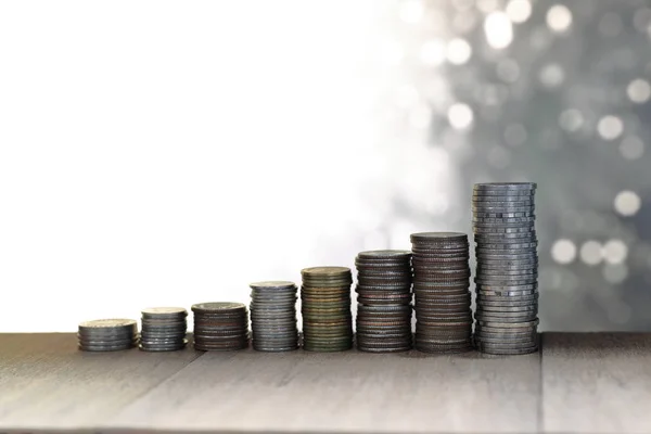 Mynt stack med oskärpa ljus drömmande bokeh bakgrund. Affärs-, finans- och spara koncept. — Stockfoto