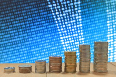 madeni para grafik kazık ve mavi ikili bilgisayar ekran seçici odak kodlama