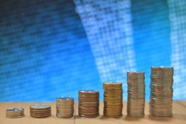 madeni para grafik kazık ve mavi ikili bilgisayar ekran seçici odak kodlama