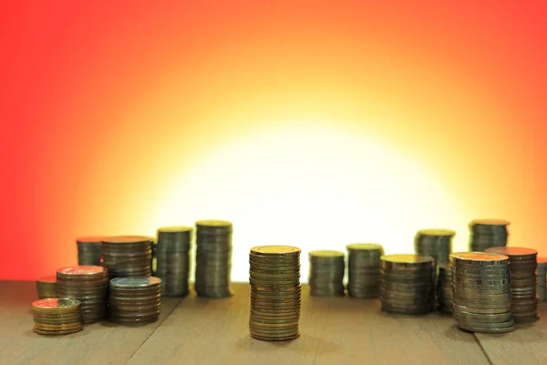 Sigara sipariş para yığınları ile arka plan bulanık. İş tasarruf finansal kavramlar üzerinde ahşap masa.