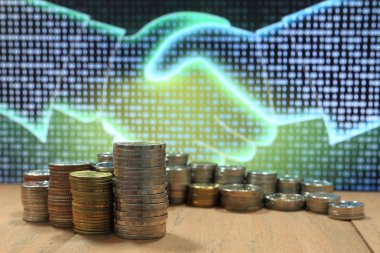 Vintage Dijital Ekonomi para kazık sütunlara ahşap tahta üzerinde üst üste. arka plan dijital ikili kod