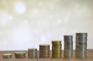 Artan grafik grafik desen sikke yığını. İş büyüme kavramı. Sarı turuncu parlak ışık nokta arka plan