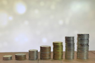 Artan grafik grafik desen sikke yığını. İş büyüme kavramı. Sarı turuncu parlak ışık nokta arka plan