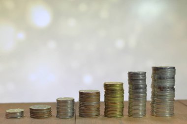 Artan grafik grafik desen sikke yığını. İş büyüme kavramı. Sarı turuncu parlak ışık nokta arka plan