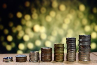 Artan grafik grafik desen sikke yığını. İş büyüme kavramı. Sarı turuncu parlak ışık nokta arka plan