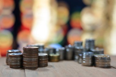 madeni para yığın yığını ahşap masa ve arka plan ışık bokeh. yenilikçi iş kavramı kaydetme.