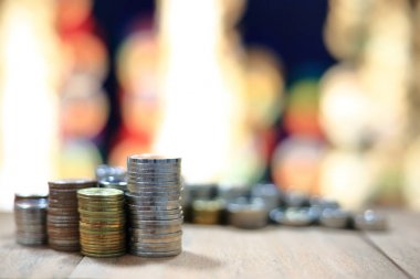 madeni para yığın yığını ahşap masa ve arka plan ışık bokeh. yenilikçi iş kavramı kaydetme.